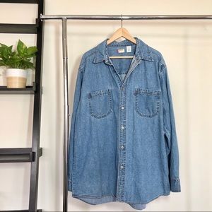 VINTAGE LEVIS BLUE DENIM BUTTON UP SHIRT